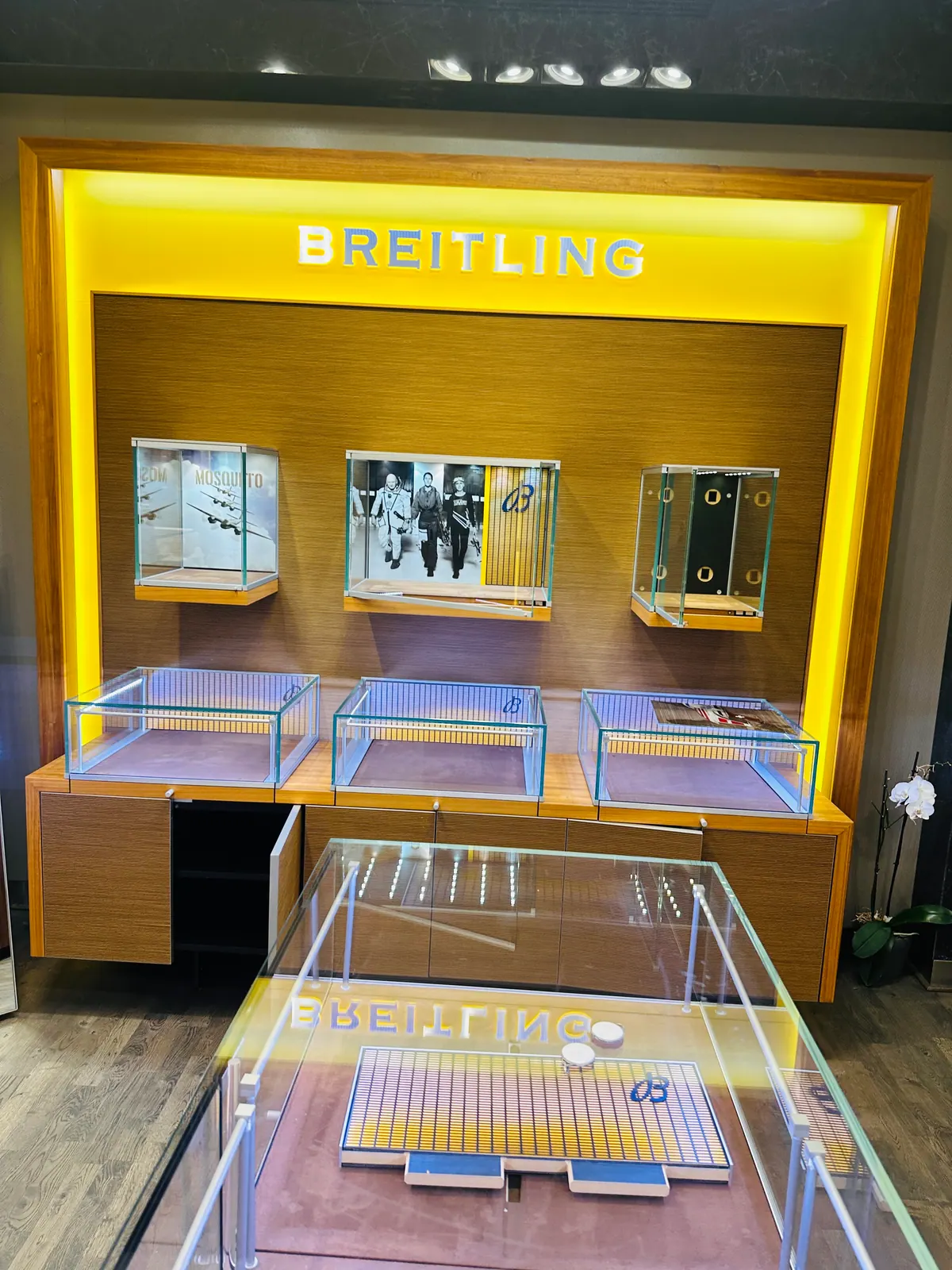 Breitling boutique displays: Finished