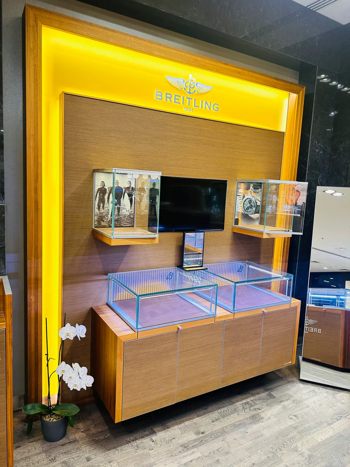 Breitling boutique displays: Finished