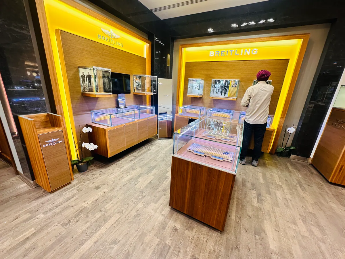 Breitling boutique displays: Open to visitors