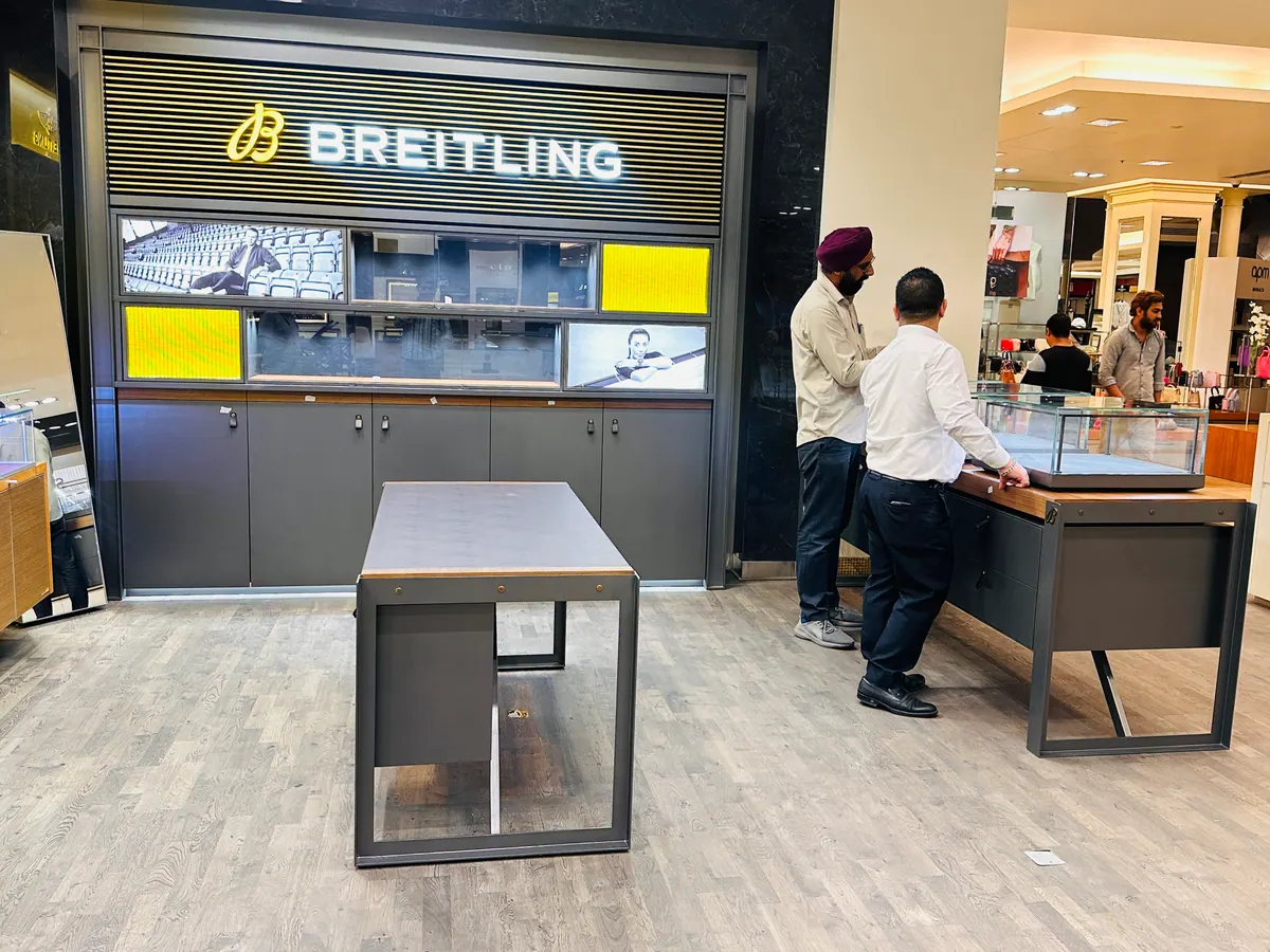 Breitling boutique displays: Open to visitors