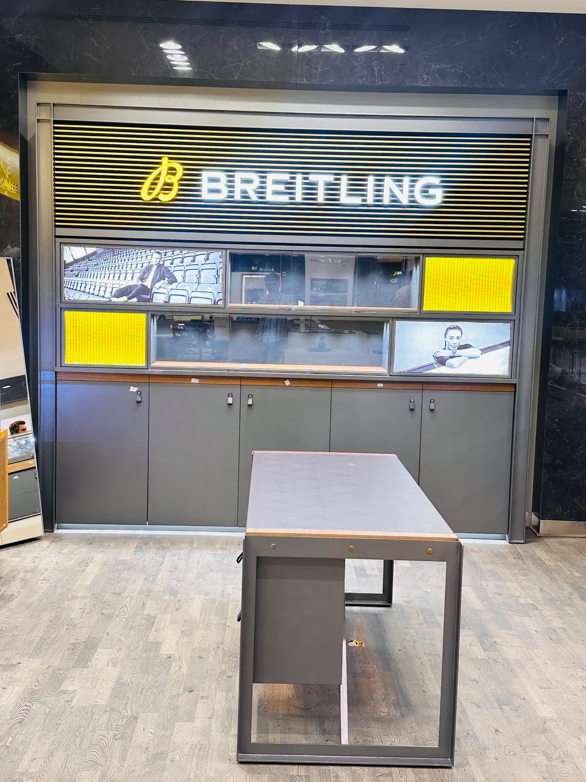 Breitling boutique displays: Finished