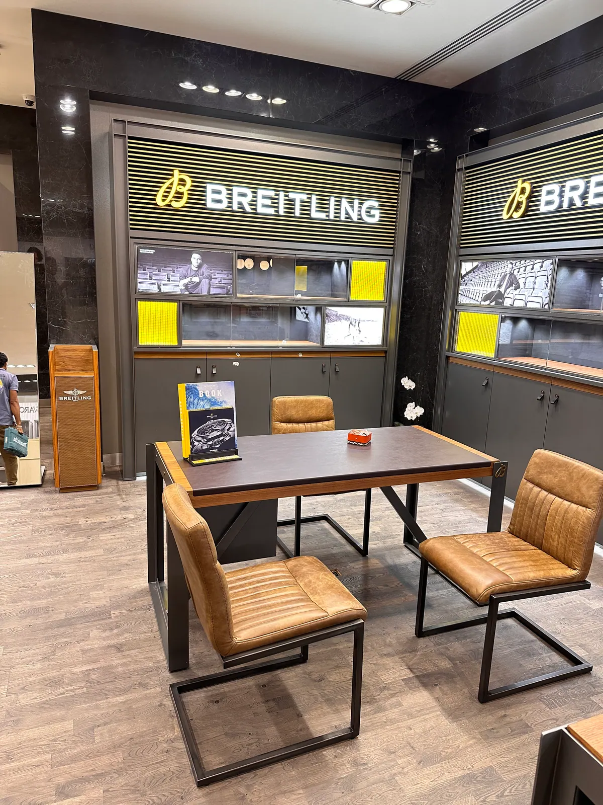 Breitling boutique displays: Detail