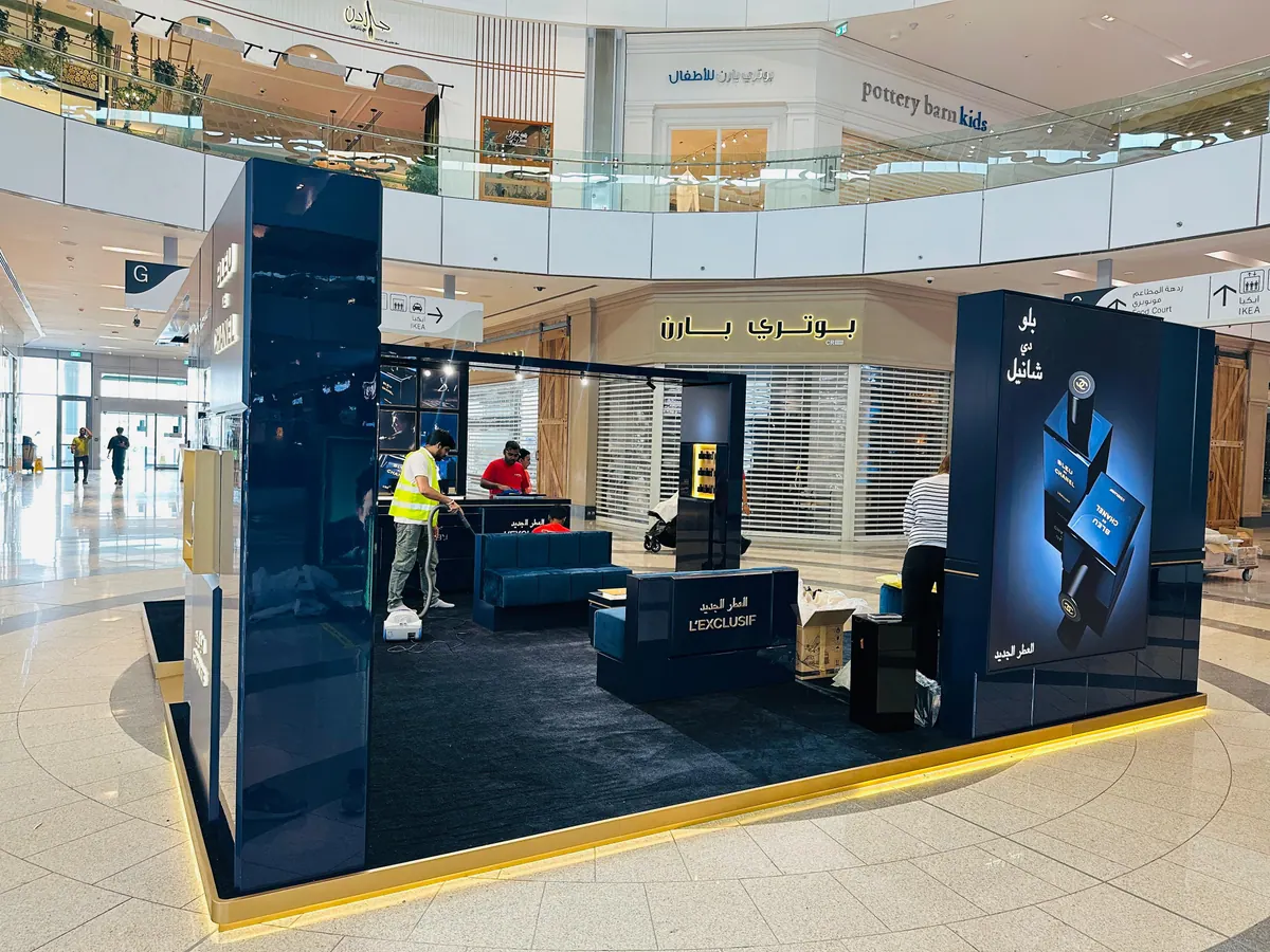Bleu de Chanel pop-up: On site